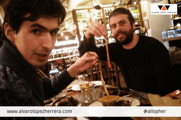 Comiendo con Lakil Essady (izquierda) y Daniel Pinillos (derecha) en 2013 (LeMariage)