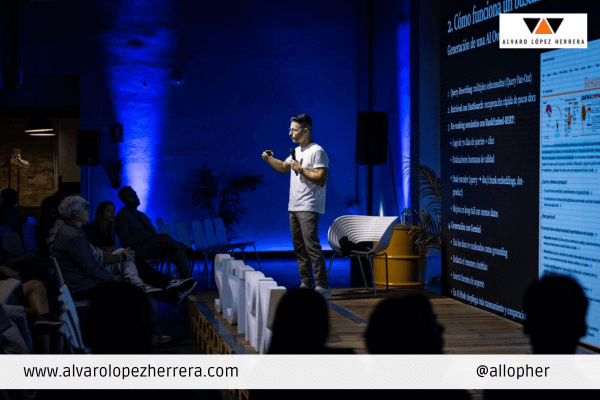 Natzir dando una charla en un evento de Marketing Digital sobre cómo funcionan las AI Overviews y cómo manipularlas