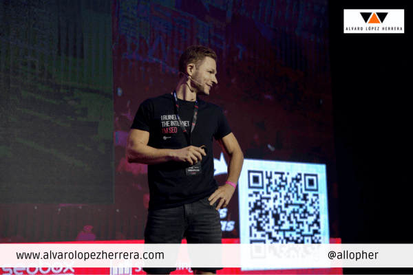 Natzir dando una charla en el SEO Plus de Alicante sobre detección de contenidos generados por IA